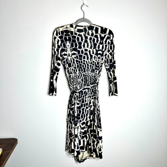 DVF 100% Silk The Diana Wrap Dress Black Geometric Print Buckle V-Neck Sz 8 - Picture 5 of 5